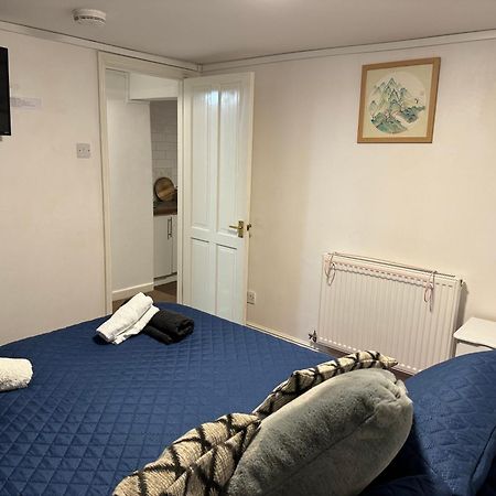 Comfortable Modern Home, Self Catering Flat, Newly Refurbished, Town Centre, Free Parking Cheltenham Esterno foto