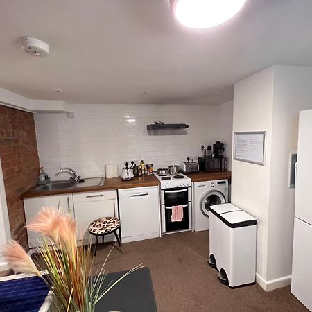 Comfortable Modern Home, Self Catering Flat, Newly Refurbished, Town Centre, Free Parking Cheltenham Esterno foto